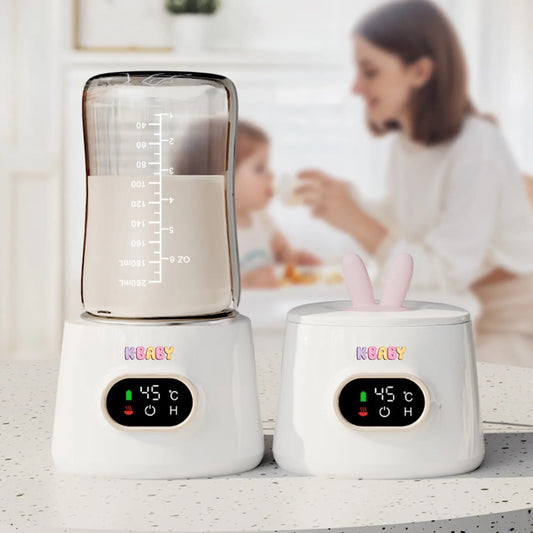 Maman utilisant un réchauffe-biberon sans fil K-BABY à la maison pour chauffer rapidement le lait infantile