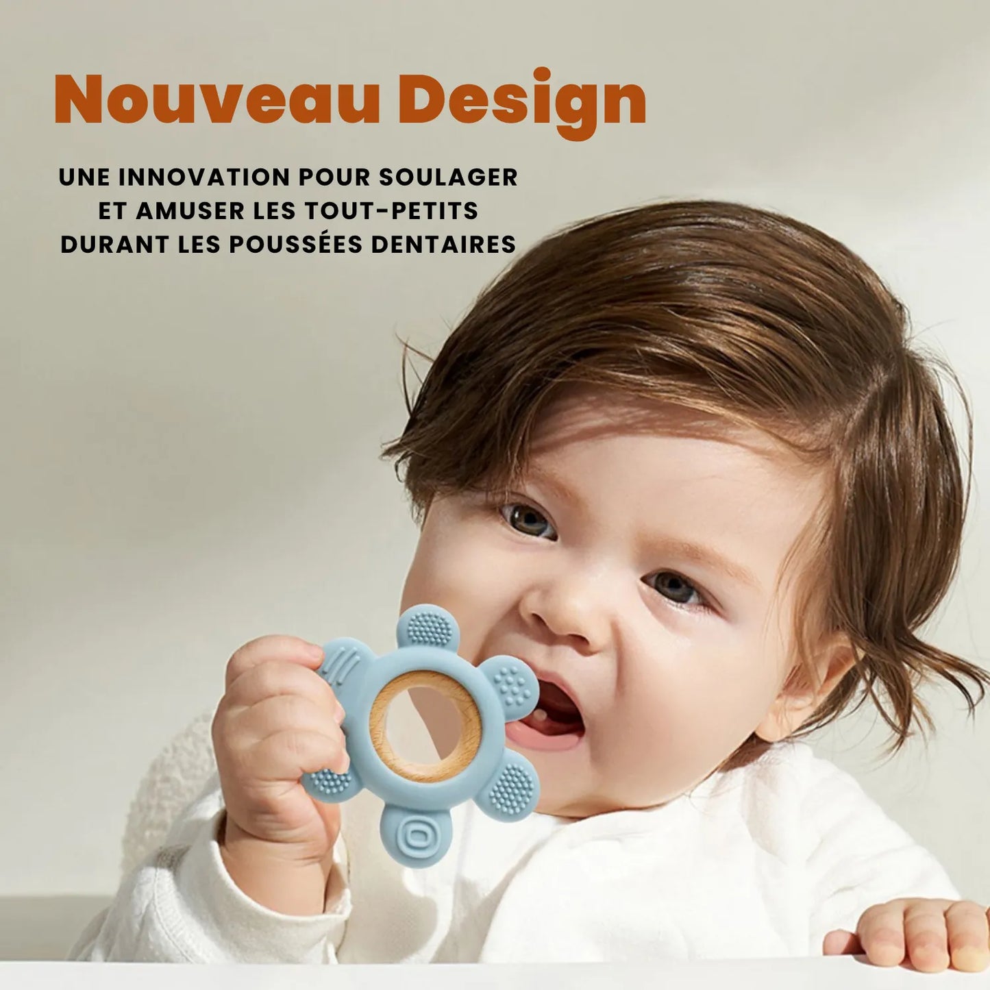 Bébé mordillant un jouet de dentition K-BABY en silicone bleu et bois naturel, soulageant les gencives