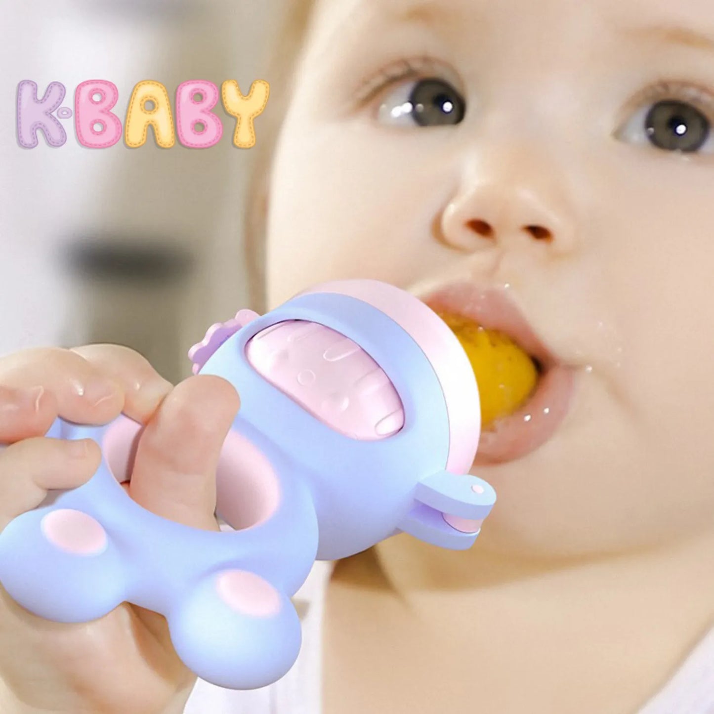 Bébé utilisant une sucette grignoteuse