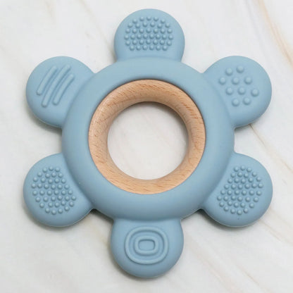 Accessoire de dentition K-BABY en silicone bleu ciel et bois naturel, adapté aux bébés dès 3 mois