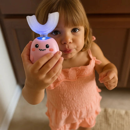 Petite fille utilisant une K-Brush , tête en silicone U-shape, lumière LED intégrée, nettoyage doux et amusant