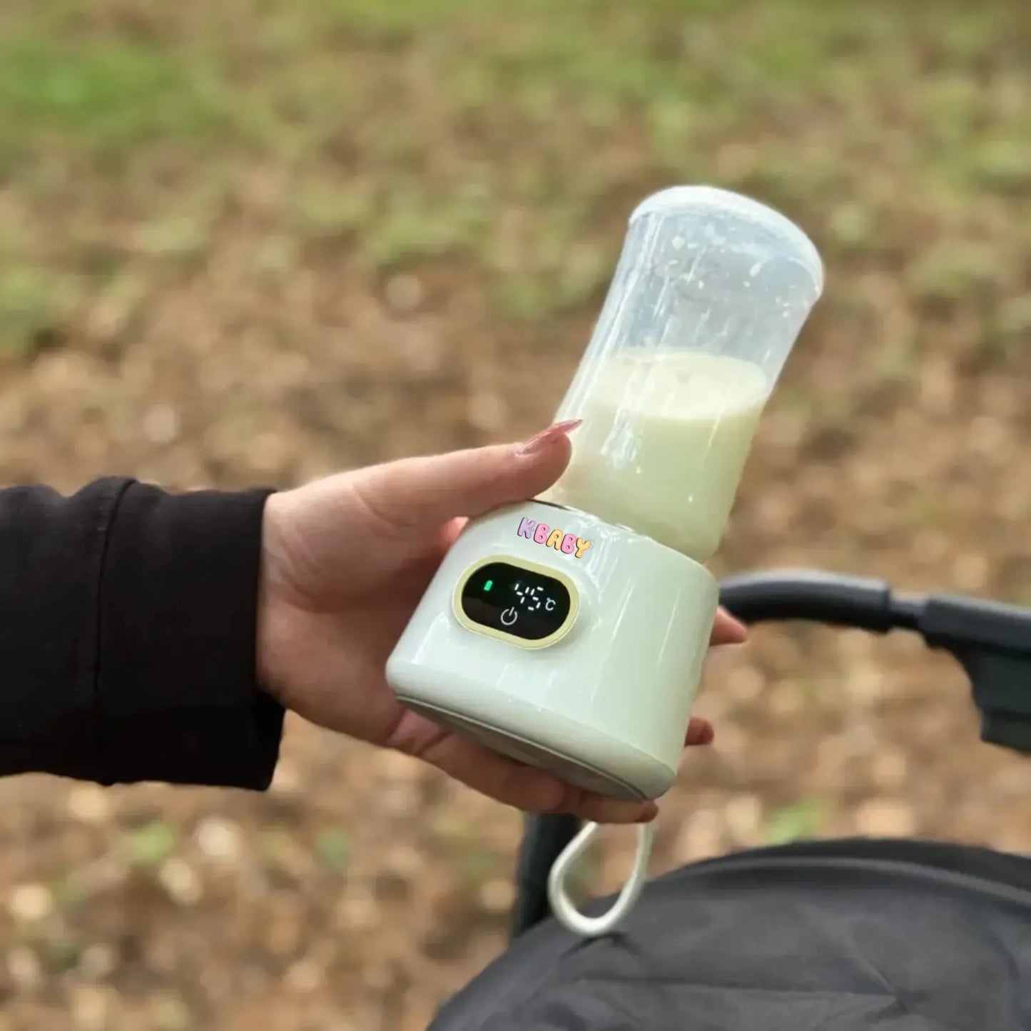 Réchauffe-biberon portable K-BABY utilisé en extérieur, maintien du lait maternel à 45°C, pratique pour promenade avec poussette